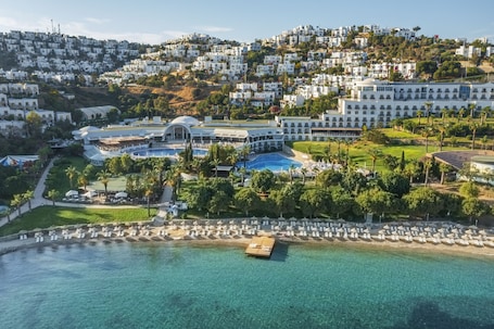 Privatstrand, Cabañas (kostenlos), Liegestühle, Sonnenschirme. Yasmin Bodrum Resort - All Inclusive
