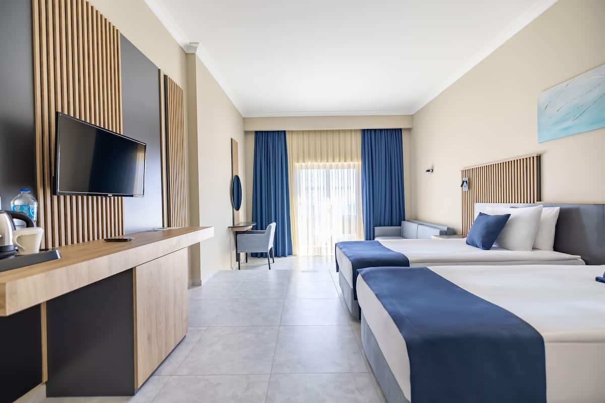 Minibar, brankas, meja kerja, dan seprai linen