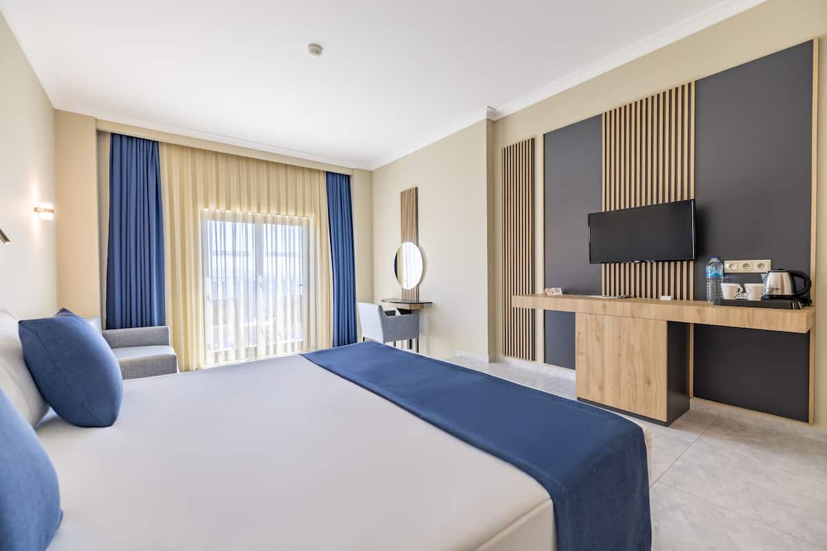 Kamar Klub, pemandangan kebun | Minibar, brankas, meja kerja, dan seprai linen