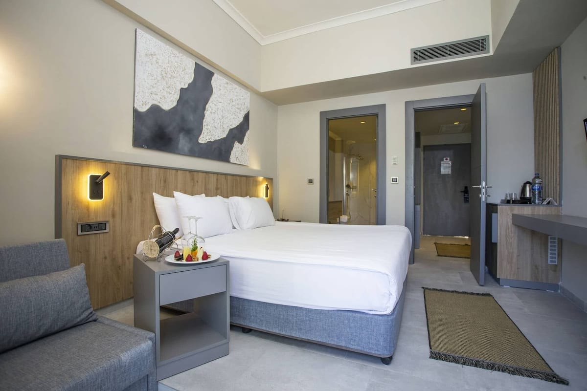 Club Family Room | 1 bedroom, minibar, in-room safe, bed sheets