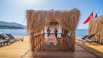 Plage privée, cabines gratuites, chaises longues, parasols