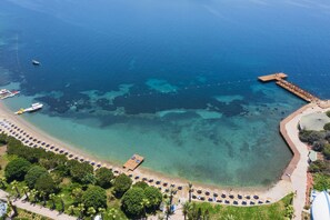 Privat strand, strandtelt (inkludert), solsenger og parasoller