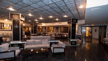 2 bares, bar junto a la piscina