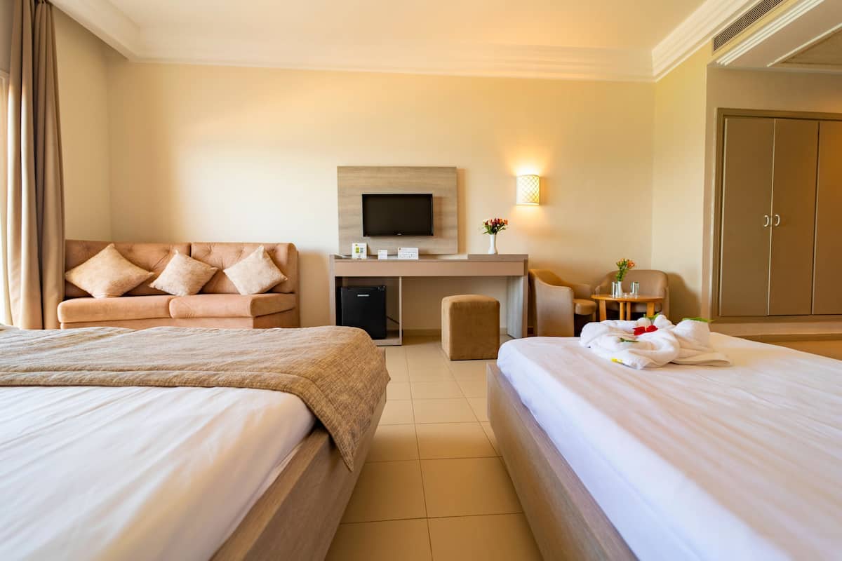 ميني بار وخزنة داخل الغرفة وستائر تعتيم وواي فاي مجانًا