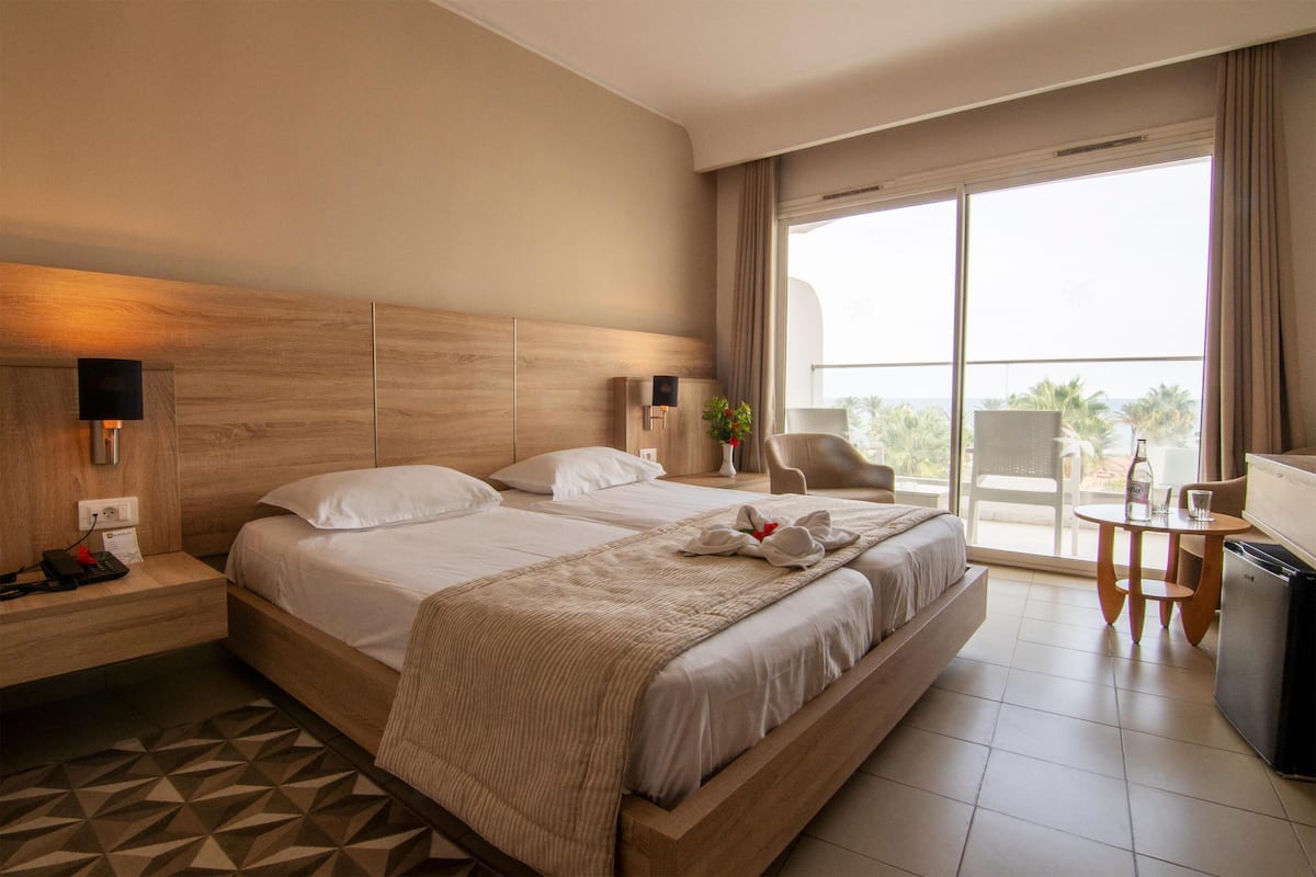 Doppia Standard, vista mare | 1 camera, minibar, una cassaforte in camera, tende oscuranti