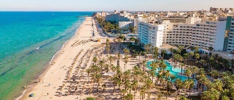 Playa privada, playa de arena blanca, camastros y sombrillas