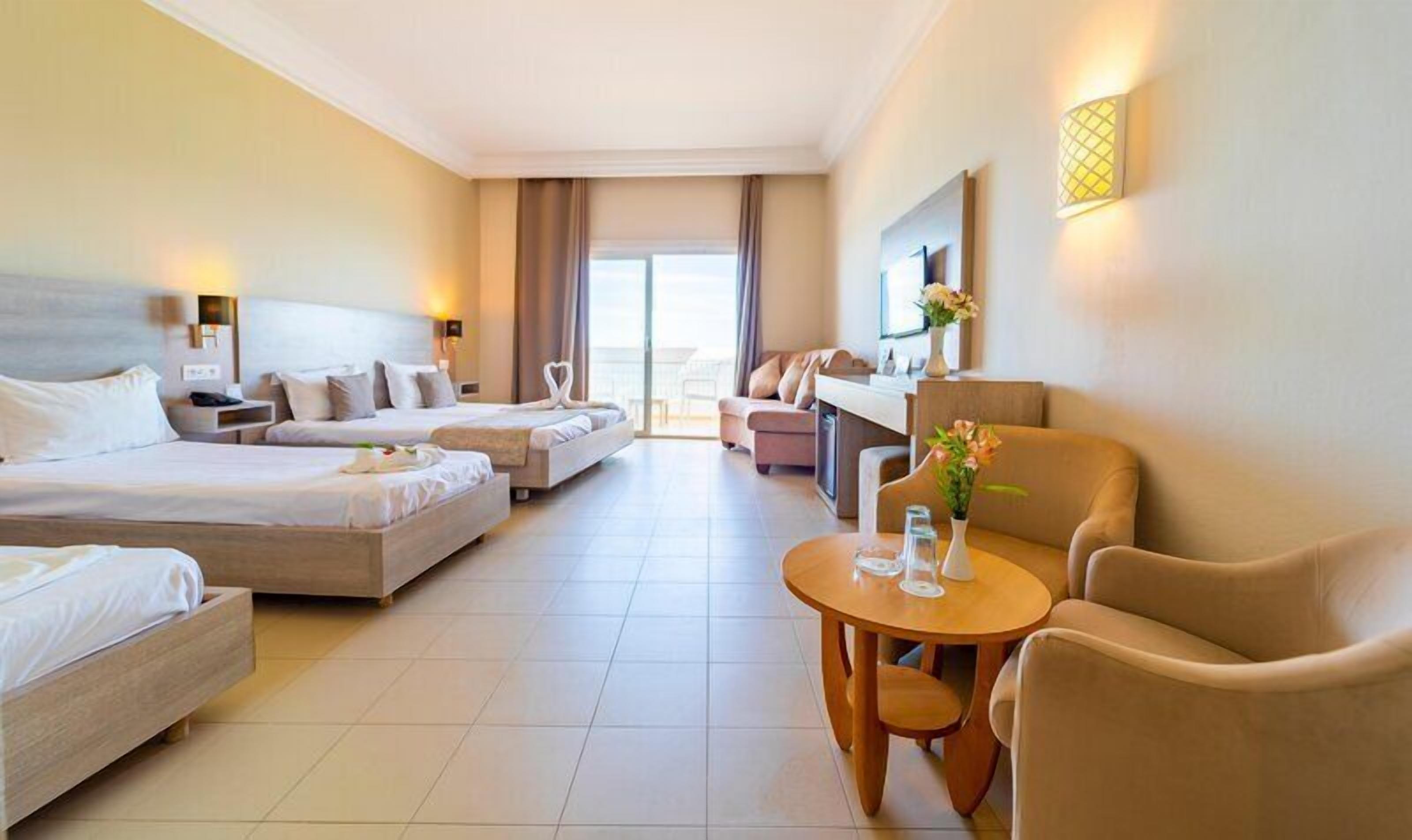 Minibar, in-room safe, blackout drapes, WiFi (free)