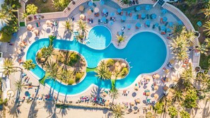 Piscine couverte, piscine extérieure, parasols de plage, chaises longues
