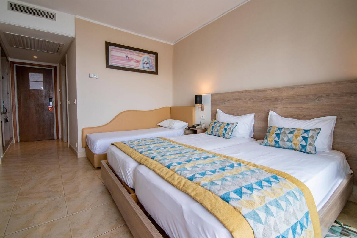 Bar mini, peti besi dalam bilik, langsir/tirai gelap terus