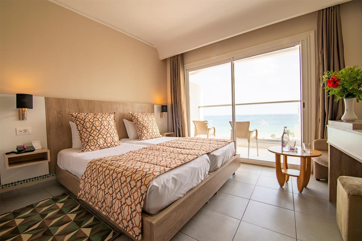 Singola Standard, vista mare | 1 camera, minibar, una cassaforte in camera, tende oscuranti
