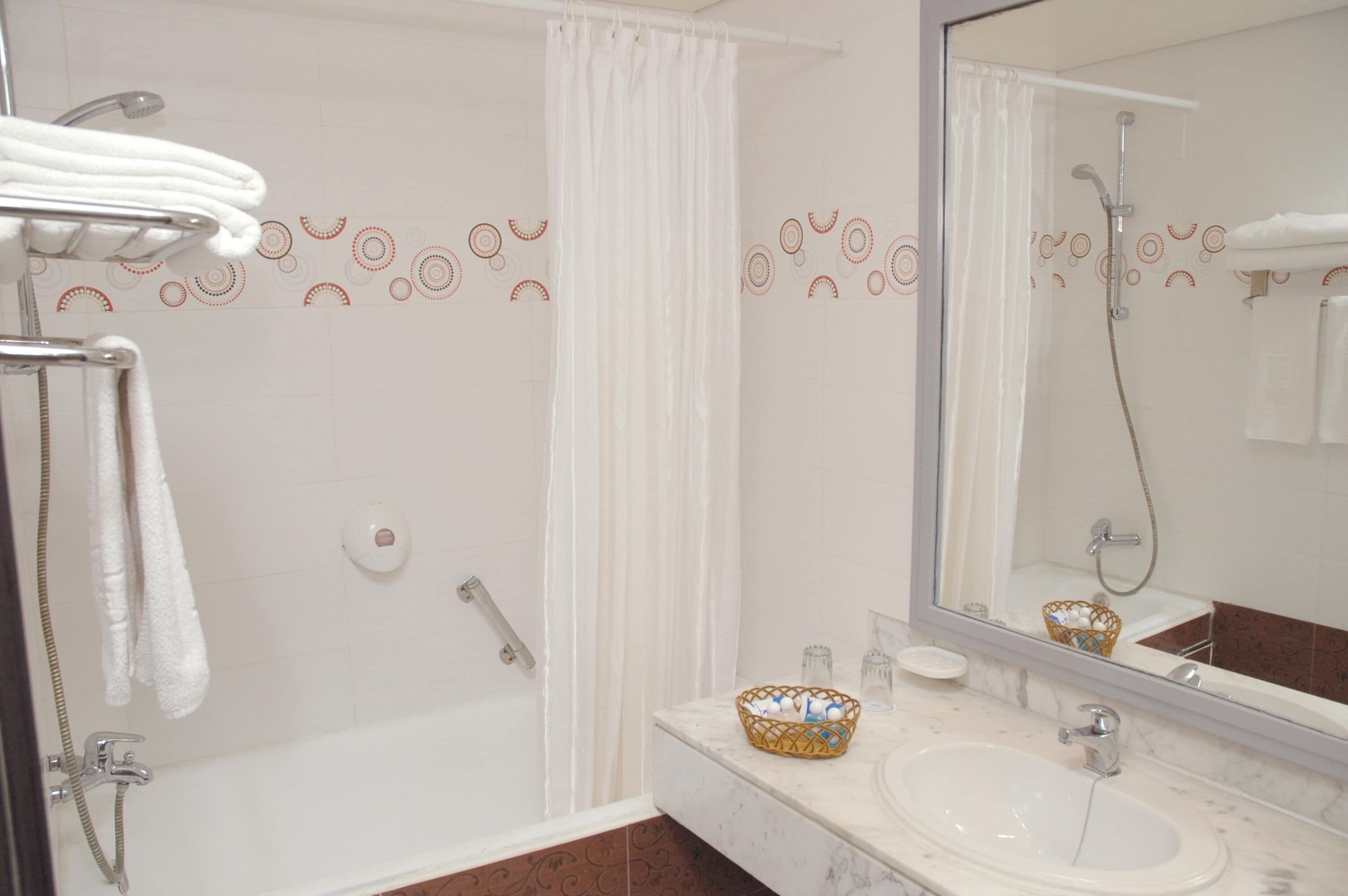 Ein Badezimmer mit Badewanne, Dusche und Waschbecken.