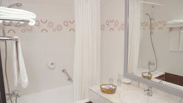 Ein Badezimmer mit Badewanne, Dusche und Waschbecken.