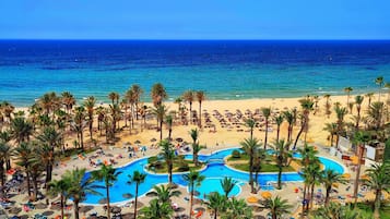 Plage privée, sable blanc, chaises longues, parasols