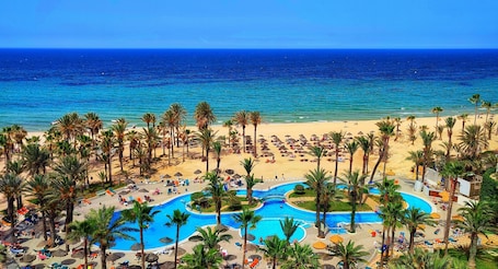 Playa privada, arena blanca, sillas reclinables de playa, sombrillas