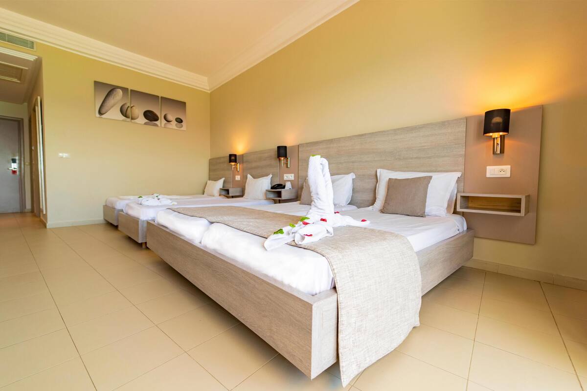 Bar mini, peti besi dalam bilik, langsir/tirai gelap terus