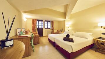 Habitación con 1 cama doble o 2 individuales | Minibar, caja fuerte, escritorio y wifi gratis