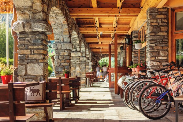 Bicycling - IH Hotels Courmayeur Mont Blanc Resort (Courmayeur)