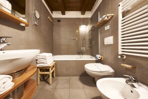 Superior Room | Bathroom | Free toiletries, hair dryer, bathrobes, bidet - IH Hotels Courmayeur Mont Blanc Resort (Courmayeur)