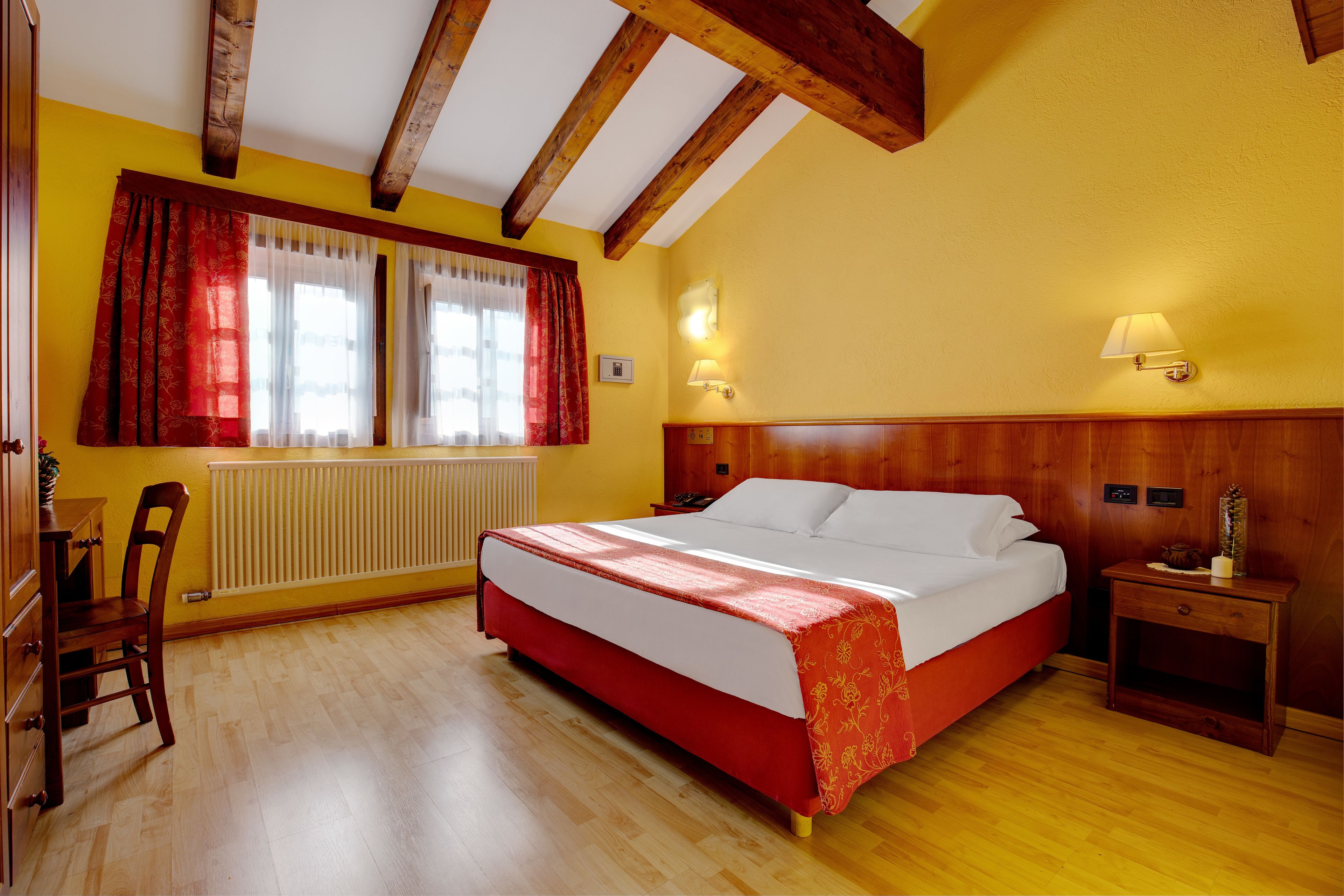 Minibar, coffres-forts dans les chambres, bureau, Wi-Fi gratuit