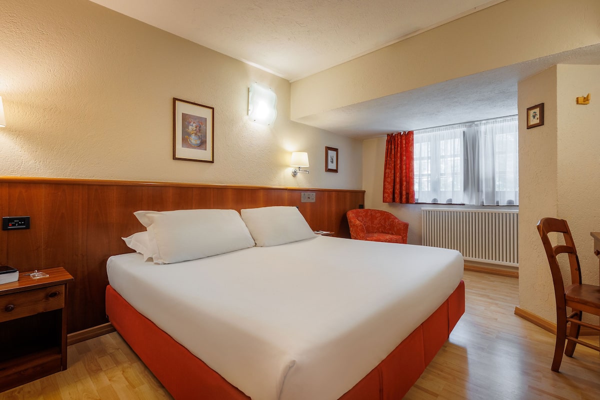 Minibar, in-room safe, desk, free WiFi