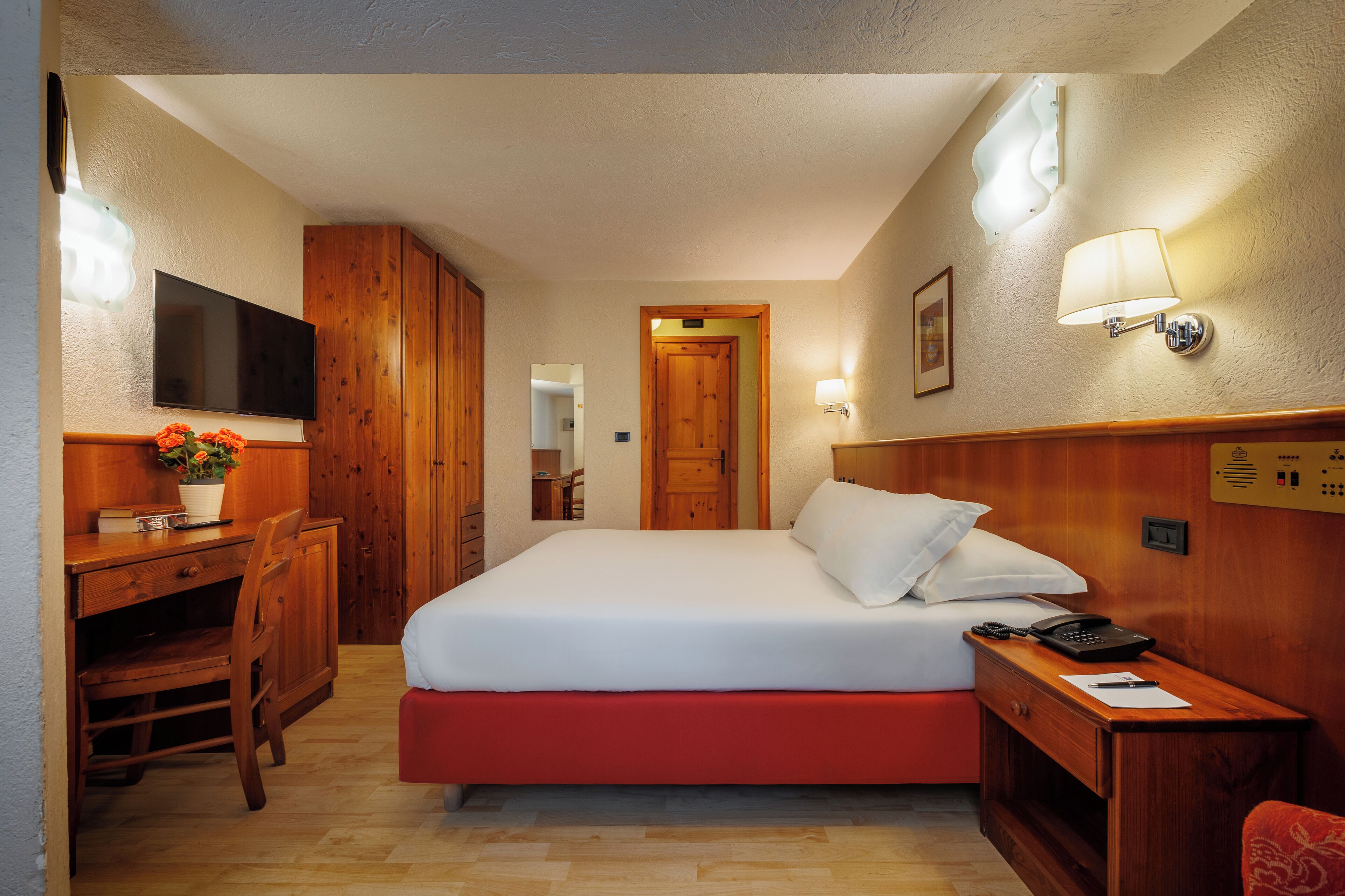 Minibar, coffres-forts dans les chambres, bureau, Wi-Fi gratuit