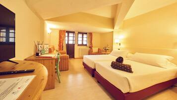 Twin Room | Minibar, in-room safe, desk, free WiFi