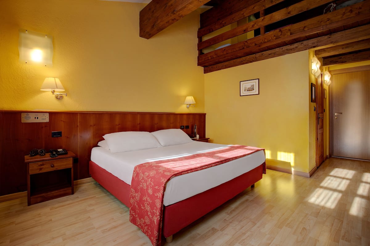Standard Quadruple Room | Minibar, in-room safe, desk, free WiFi
