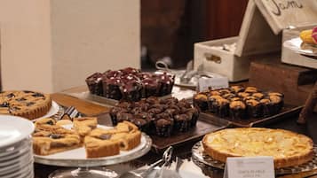 Tägliches inbegriffenes kontinentales Frühstück