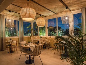 Breakfast, lunch, dinner served; international cuisine  - The President Hotel Cairo (Cairo)