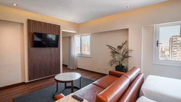 Deluxe driepersoonskamer | 2 slaapkamers, een minibar, een kluis op de kamer, een bureau