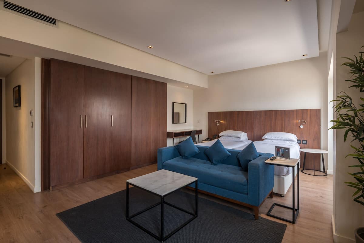 2 camere, minibar, una cassaforte in camera, una scrivania