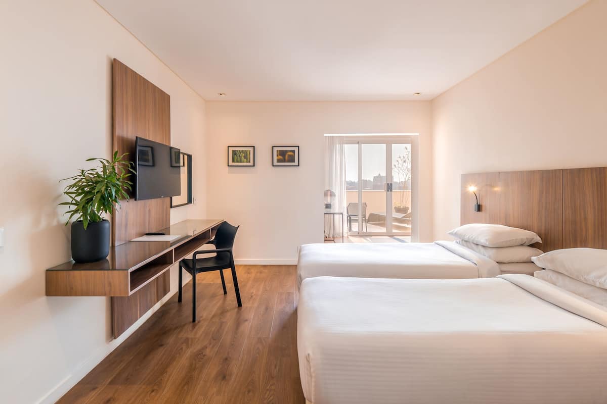 2 camere, minibar, una cassaforte in camera, una scrivania