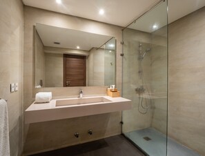Ducha, artículos de higiene personal gratuitos, toallas y jabón