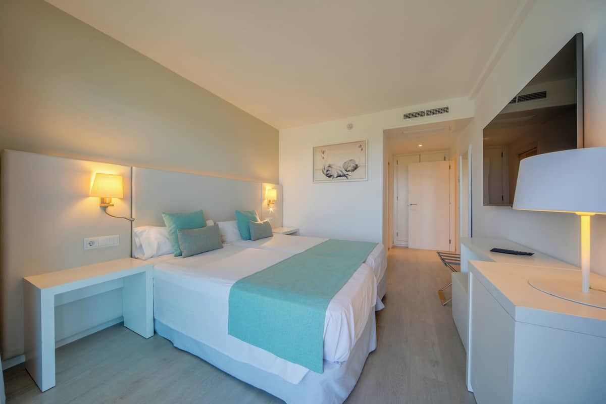 1 habitación, caja de seguridad en la habitación y escritorio