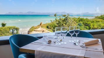 2 restaurants; breakfast and dinner served