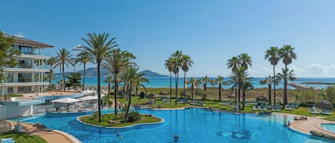 Piscine couverte, 3 piscines extérieures, parasols de plage