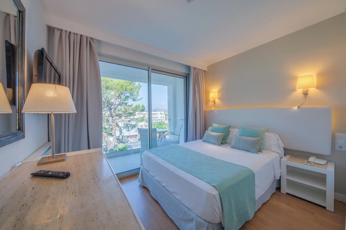 1 habitación, caja de seguridad en la habitación y escritorio