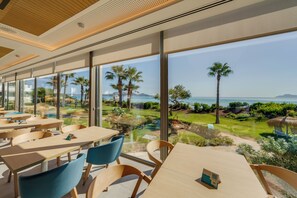 2 من المطاعم، تقديم الإفطار