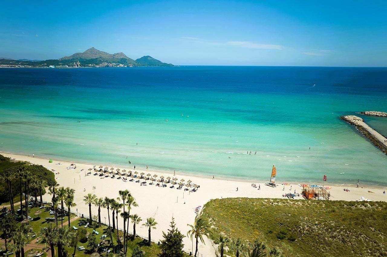 Plage, chaises longues, parasols, serviettes de plage