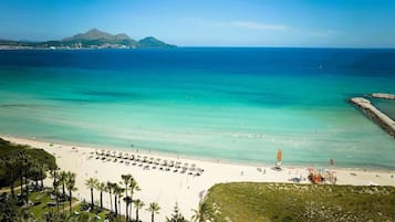 Plage, chaises longues, parasols, serviettes de plage