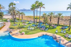 Piscina interna, 3 piscinas externas, guarda-sóis, espreguiçadeiras