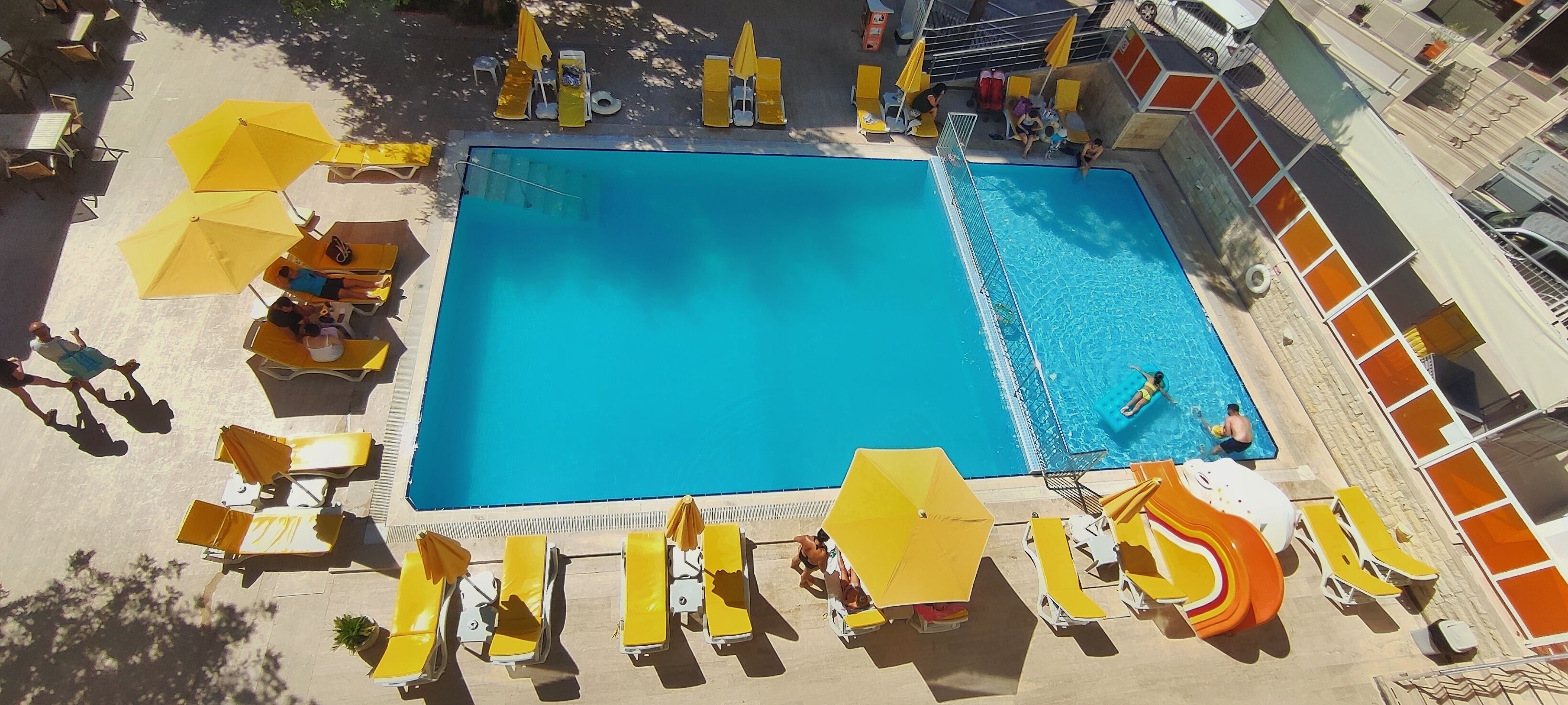 Utendørsbasseng, bassengparasoller og solsenger