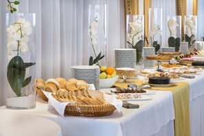 Free daily buffet breakfast 