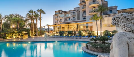 Indoor pool, seasonal outdoor pool, sun loungers