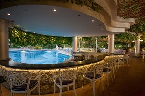 Poolside bar - Sant Alphio Garden Hotel & Spa (Giardini Naxos)