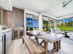 Une cuisine moderne avec un coin repas donnant sur un paysage magnifique.
