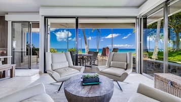 Chambre, 2 chambres, en front de mer (Platinum) | Coin séjour | Télévision à écran plat, lecteur de DVD