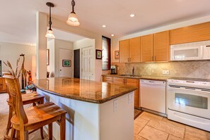 Room, 1 Bedroom, Garden View (1 Bath) | Private kitchen