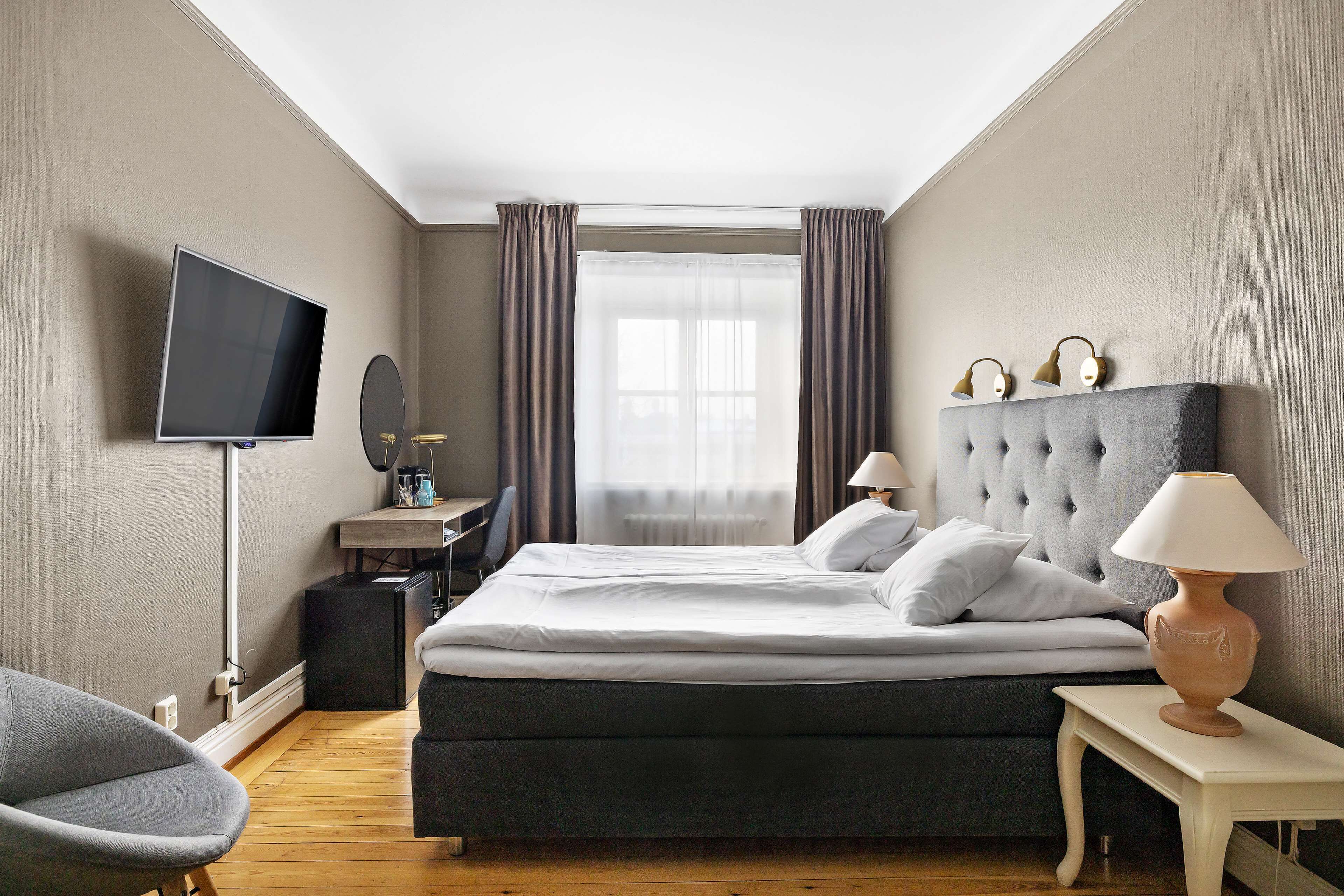 Standard Room, 1 Queen Bed, Non Smoking | Individually decorated, individually furnished, desk, soundproofing