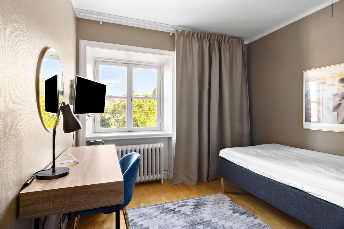 Standard Room, 1 Twin Bed, Non Smoking | Individually decorated, individually furnished, desk, soundproofing